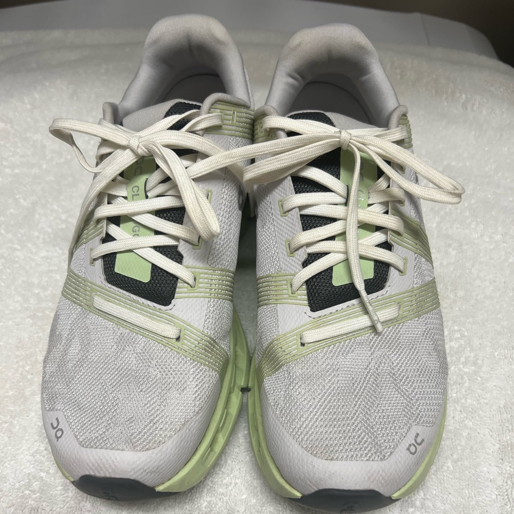 Oncloud Go athletic shoes